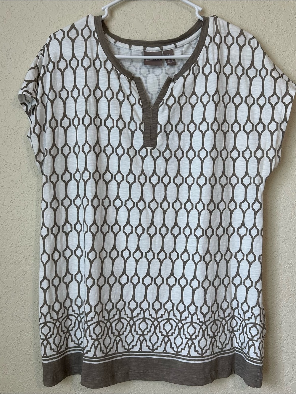 Chicos White & Grey/Brown Geo Patterned Short Sleeve Top
